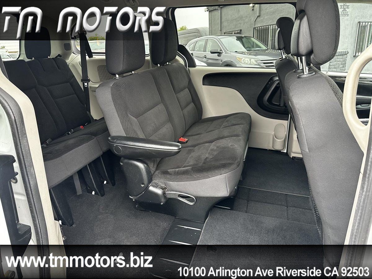 Used 2018 Dodge Grand Caravan SE FWD image 17