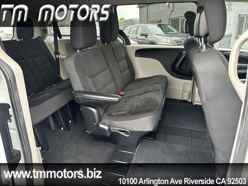Used 2018 Dodge Grand Caravan SE FWD image 17
