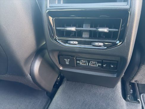 Used 2024 Jeep Grand Cherokee Limited w/ Black Appearance Package image 15