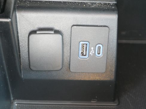 Used 2020 Ford Explorer XLT w/ Equipment Group 202A AWD/4WD image 30