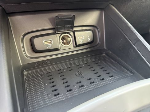 Certified 2023 Hyundai Venue Limited FWD image 24