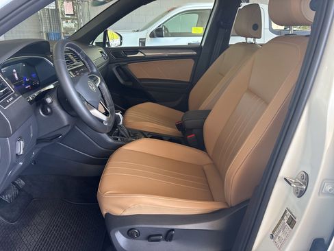 Used 2024 Volkswagen Tiguan SE w/ Panoramic Sunroof Package AWD/4WD image 13