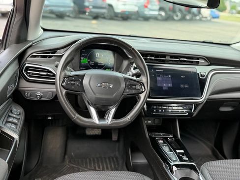Used 2022 Chevrolet Bolt EUV LT w/ Comfort Package FWD image 5