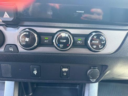 Used 2017 Toyota Tacoma TRD Sport w/ Tow Package AWD/4WD image 19