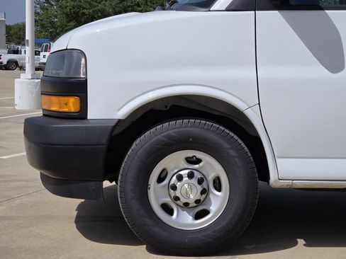Used 2021 Chevrolet Express 3500 w/ Driver Convenience Package RWD image 8