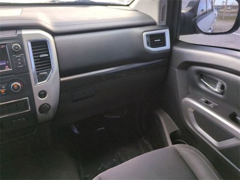 Used 2019 Nissan Titan SV image 17