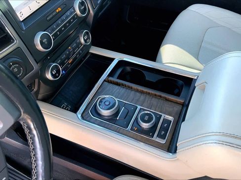 Used 2018 Ford Expedition Platinum image 16