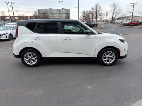 Certified 2023 Kia Soul S image 5
