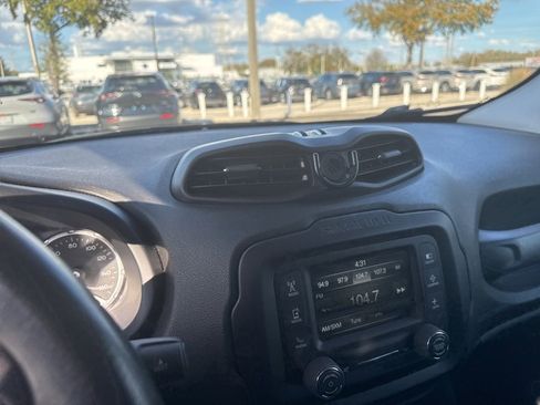 Used 2017 Jeep Renegade Latitude w/ Popular Equipment Group image 11