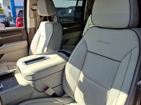 Used 2023 GMC Yukon XL Denali AWD/4WD image 14