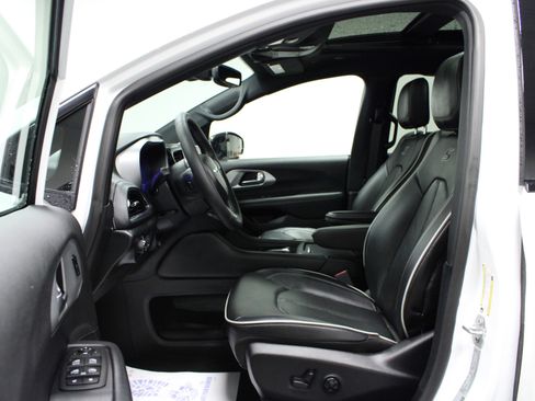 Used 2025 Chrysler Pacifica Limited image 12