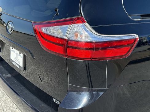 Used 2017 Toyota Sienna XLE w/ XLE Navigation Package image 30