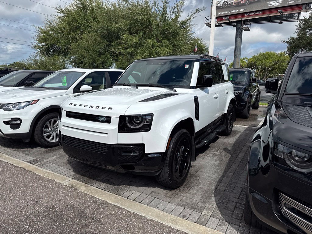 Used 2025 Land Rover Defender 110 X-Dynamic SE AWD/4WD image 1