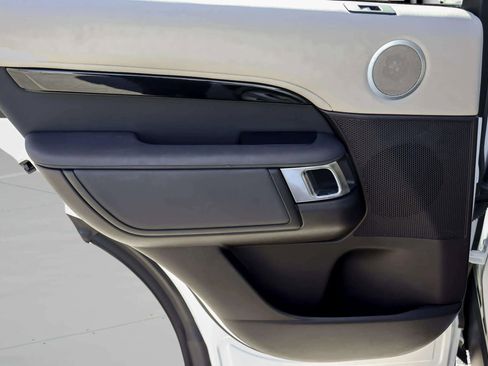 Used 2018 Land Rover Discovery SE image 27