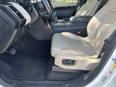 Used 2020 Land Rover Discovery SE image 10