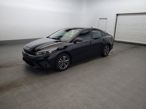 Used 2023 Kia Forte LXS w/ LXS Technology Package FWD image 2