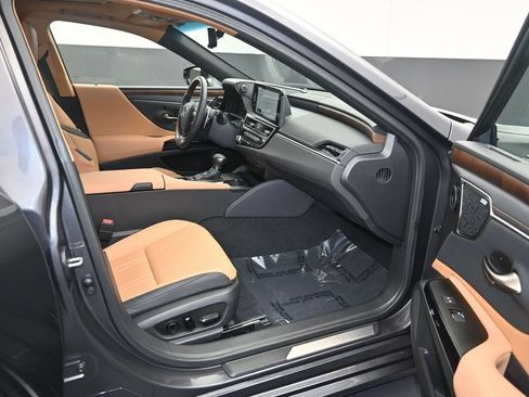 Certified 2025 Lexus ES 300h Ultra Luxury FWD image 11