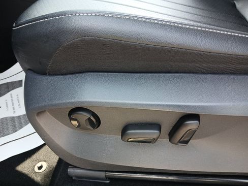 Used 2024 Volkswagen Tiguan SE FWD image 11