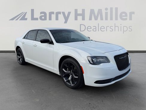 Used 2023 Chrysler 300 Touring w/ Sport Appearance Package image 7