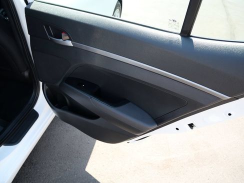 Used 2018 Hyundai Elantra SE FWD image 24