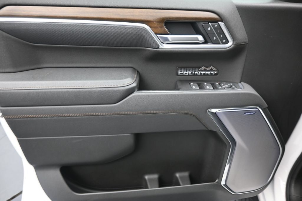 Used 2025 Chevrolet Silverado 1500 High Country w/ High Country Premium Package RWD image 11