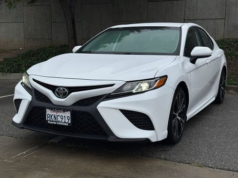 Used 2019 Toyota Camry SE w/ Carpet Mat Package FWD image 3