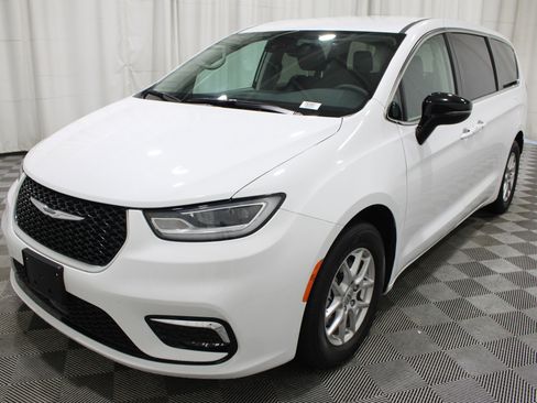 Used 2024 Chrysler Pacifica Touring-L FWD image 34