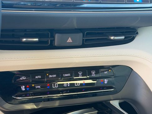 Used 2022 Buick Envision Avenir w/ Technology Package II image 28