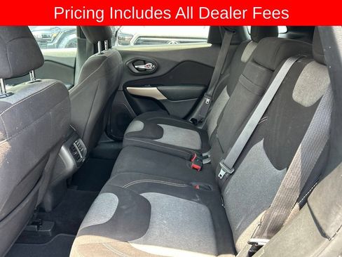 Used 2018 Jeep Cherokee Latitude w/ Altitude Package FWD image 11