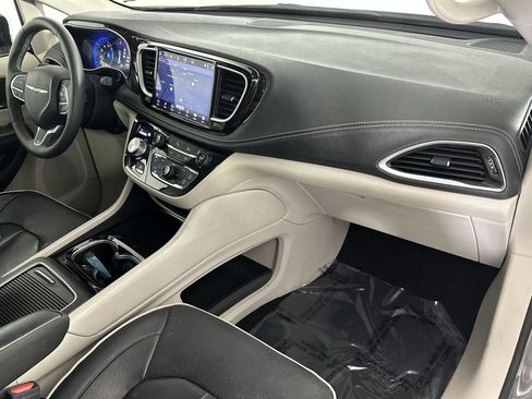 Used 2023 Chrysler Pacifica Limited FWD image 32