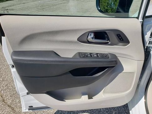 Used 2024 Chrysler Pacifica Touring-L FWD image 11