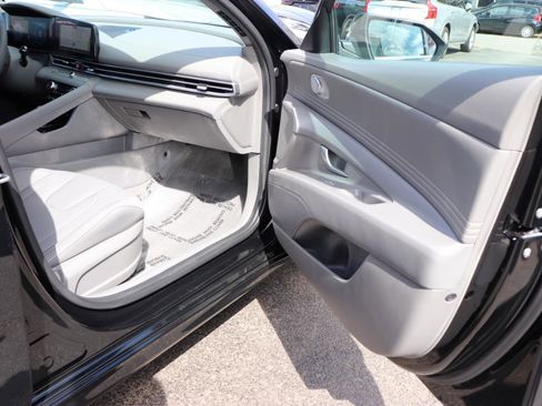 Used 2025 Hyundai Elantra SEL FWD image 15