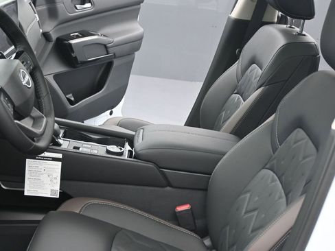 New 2026 Nissan Pathfinder Platinum image 17