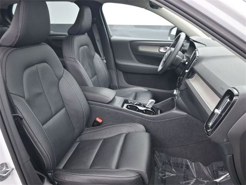 Used 2024 Volvo XC40 B5 Plus image 31