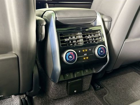 Used 2024 Land Rover Range Rover SE image 16
