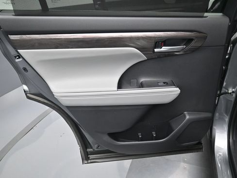 Certified 2026 Toyota Highlander Platinum AWD/4WD image 31