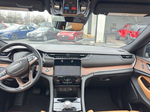 Used 2022 Jeep Grand Cherokee L Summit w/ Luxury Tech Group V image 32