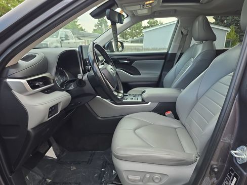 Used 2023 Toyota Highlander XLE AWD/4WD image 16