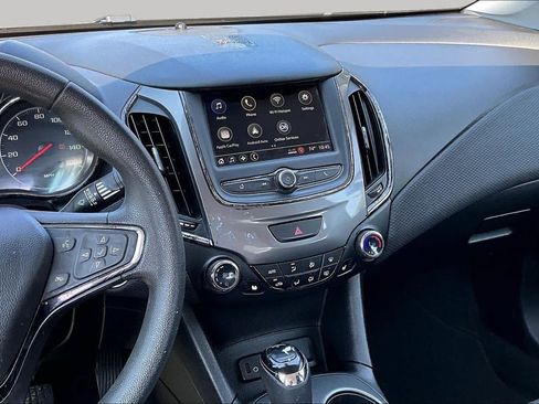 Used 2019 Chevrolet Cruze LT w/ Convenience Package FWD image 7