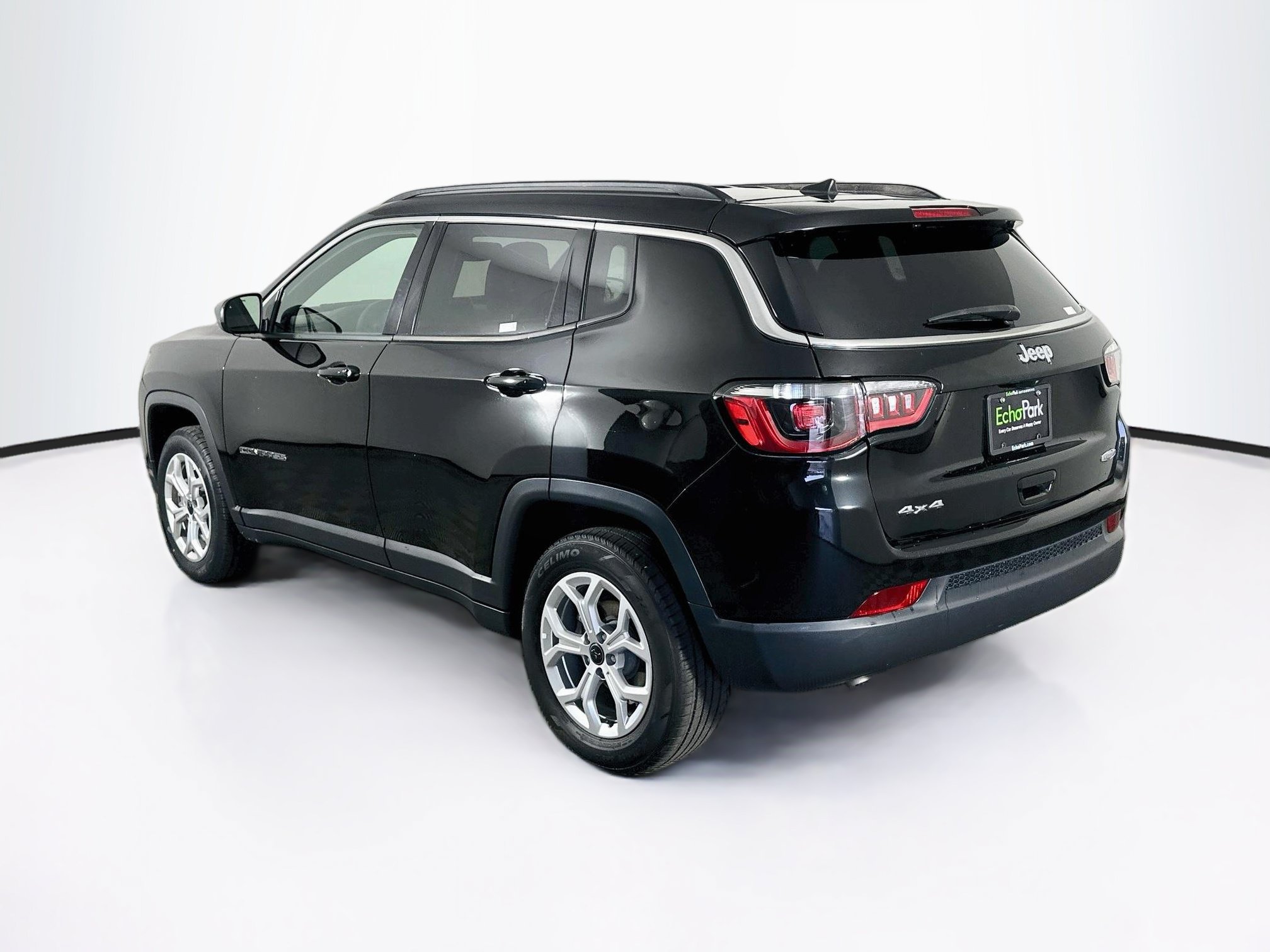 Used 2025 Jeep Compass Latitude AWD/4WD image 5