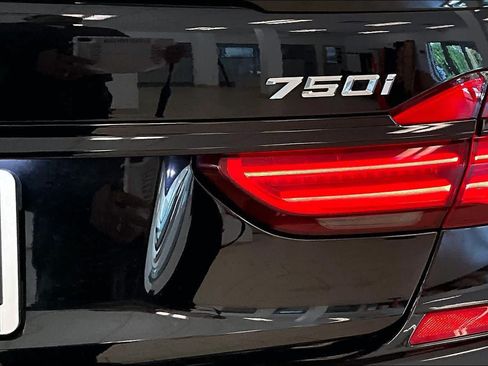 Used 2019 BMW 750i w/ Executive Package RWD image 28