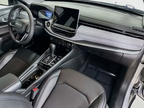 Used 2024 Jeep Compass Latitude image 32