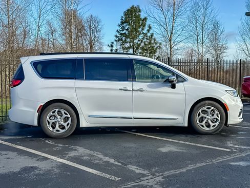 Used 2023 Chrysler Pacifica Limited image 2