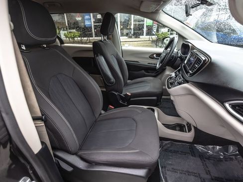 Used 2020 Chrysler Voyager L FWD image 29