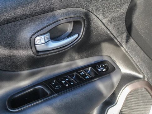 Used 2023 Jeep Renegade Latitude AWD/4WD image 11