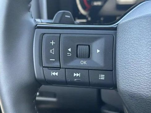 Used 2025 Nissan Rogue SL AWD/4WD image 17
