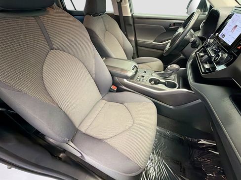 Used 2023 Toyota Highlander LE FWD image 15