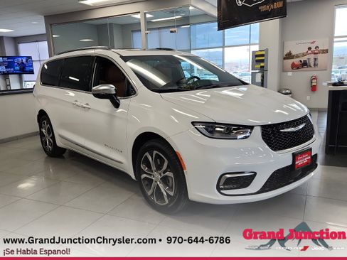 New 2026 Chrysler Pacifica Pinnacle image 1