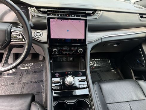 Used 2022 Jeep Grand Cherokee Overland w/ Luxury Tech Group IV AWD/4WD image 19