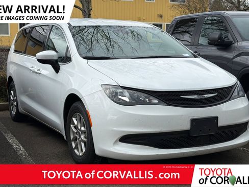 Used 2023 Chrysler Voyager LX image 1